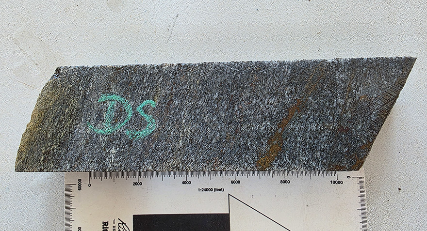 Testemunho de sondagem do furo SF_026, com teor de 0,61% Cu e 0,029 g/t Au